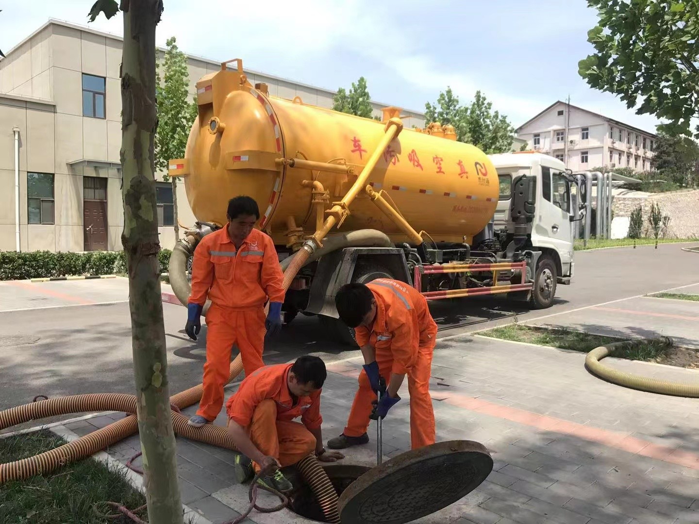 汕尾管道疏通车停在窨井附近